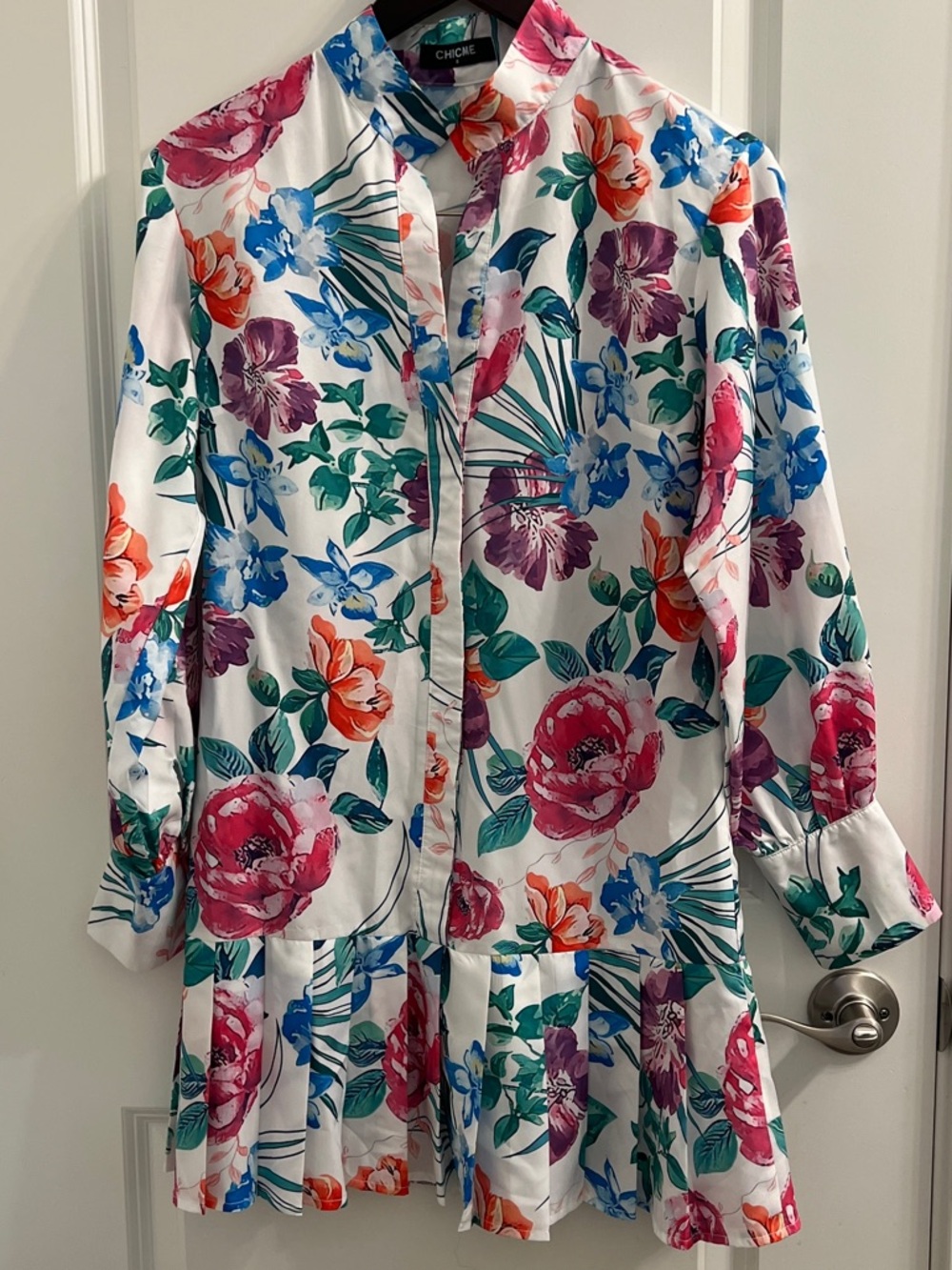 chic Floral Button-Front Collared Blouse in White Multi